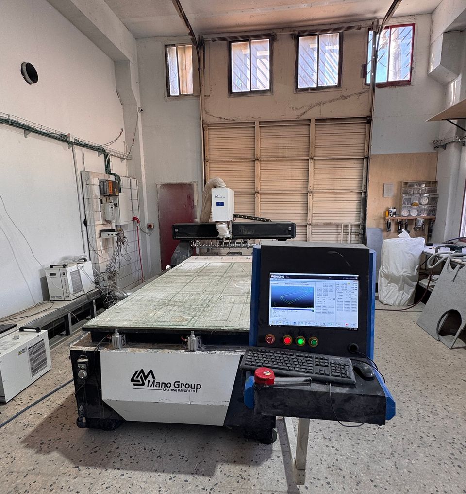 ראוטר CNC גדול באולם ייצור עם תקרה גבוהה.